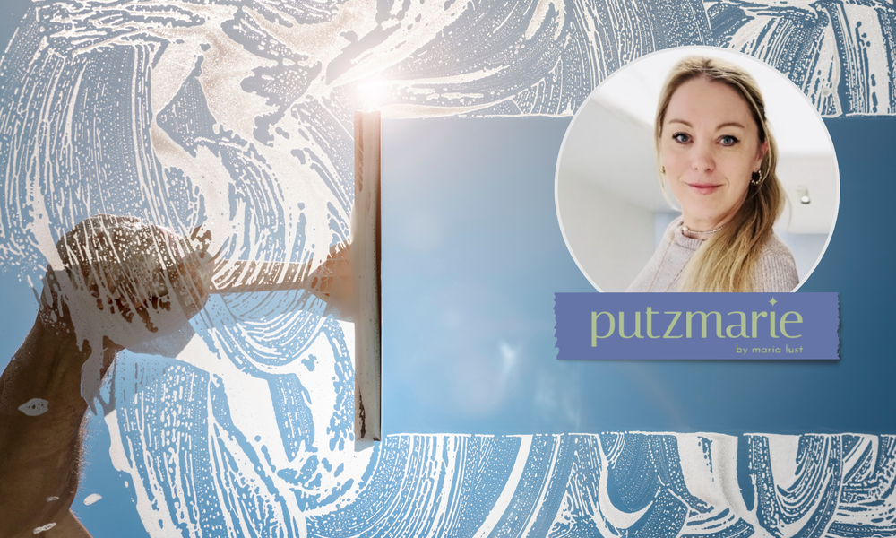 Eine Hand mit Fensterwischer entfernt Schaum von einer Glasscheibe, dahinter blauer Himmel, daneben das Logo und Porträt der Influencerin Putzmarie | © Adobe Stock/ Brian Jackson | putzmarie.de