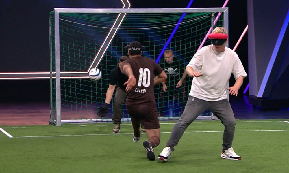 "Drei gegen Einen“: Elton, Knossi und Mälzer zocken Blinden-Fußballer unfair ab | © RTL