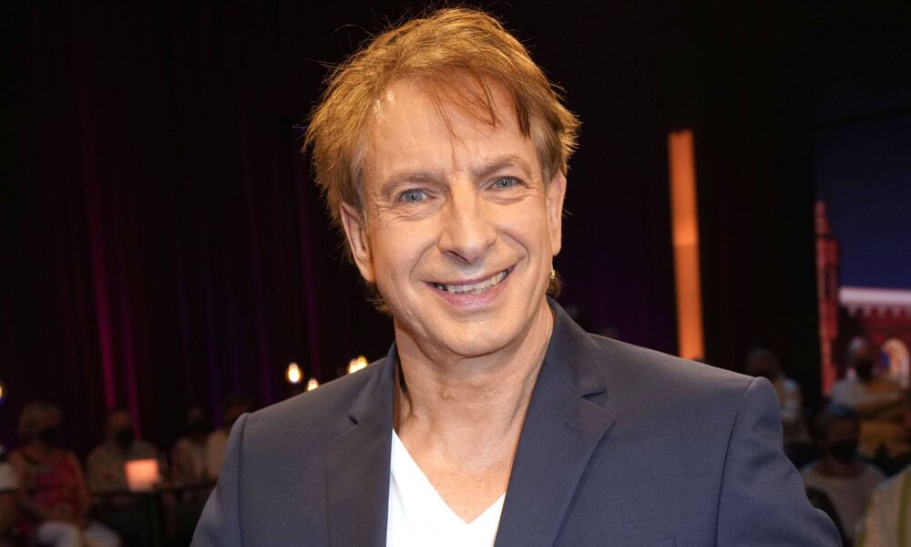 Ingolf Lück schaut lächelnd in die Kamera.  | © IMAGO / Future Image