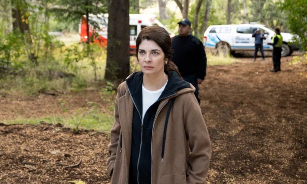 "In seinen Händen": Die Journalistin Ema sucht ein in Patagonien verschollenes Mädchen. | © Netflix