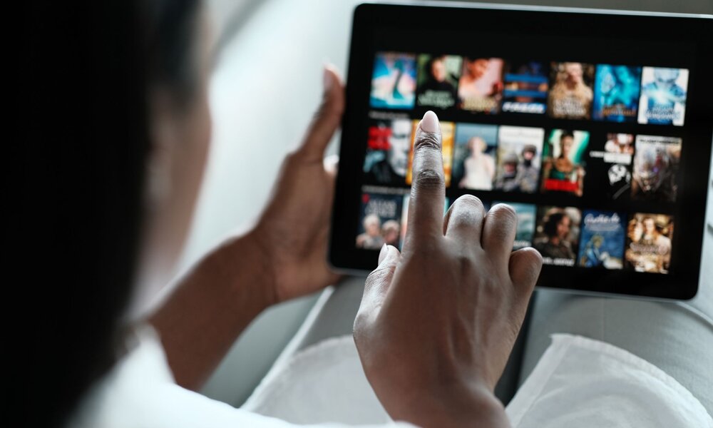 Kann ich mein Netflix-Abo mit anderen teilen?  | © Diego Cervo / Adobe Stock