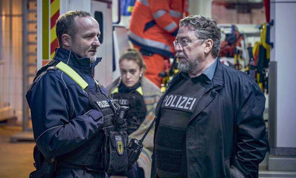 War es Notwehr? Erichsen (Armin Rohde) befragt den beteiligten Polizisten Orbach (Maximilian Brückner). | © ZDF