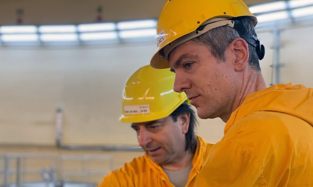 Ingo Zamperoni (r.) im Inneren des AKWs. | © NDR