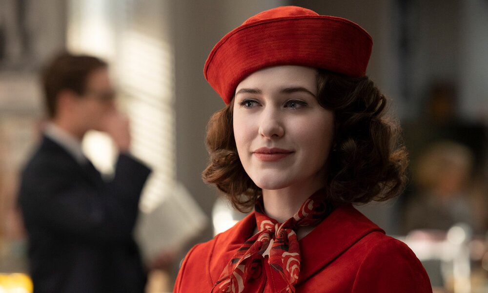 Rachel Brosnahan in der Prime Video serie "The Marvelous Mrs. Maisel" | © Amazon Prime Video
