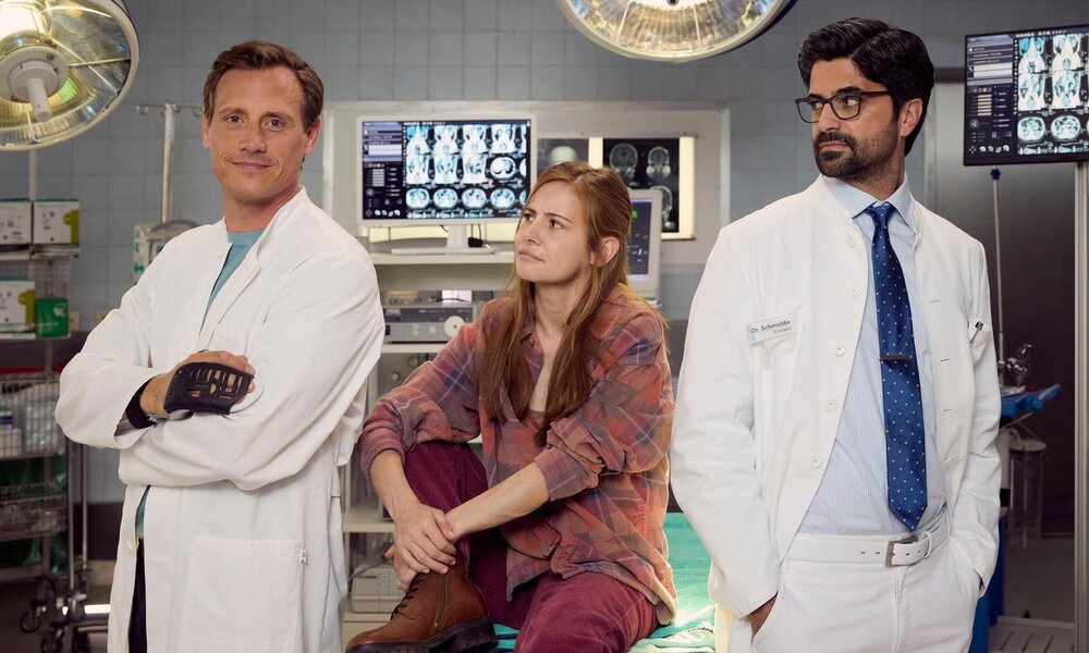 "Dr. Nice" mit Patrick Kalupa als Dr. Moritz Neiss, Josefine Preuß als Charlie Winkler und Maximilian Grill als Dr. Florian Schmidtke (v. l.). | © ZDF