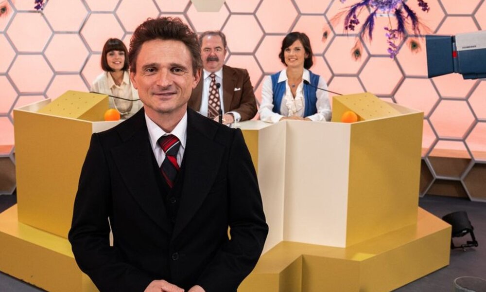 Hans Rosenthal (Florian Lukas) begrüßt im „Dalli Dalli“-Studio die Zuschauer. | © ZDF