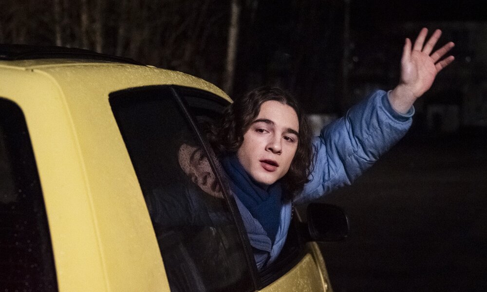 Till (Marinus Hohmann) winkt aus dem Auto. | © BR/Lena Semmelroggen
