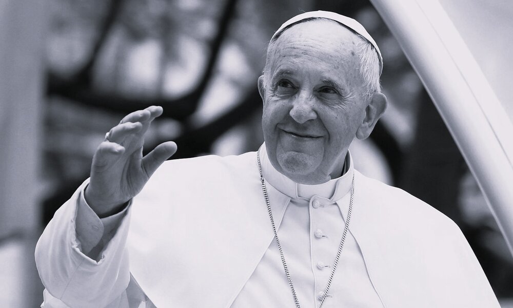 Papst Franziskus winkt einer Menschenmenge zu.  | © Getty Images News / Lisa Maree Williams / Freier Fotograf