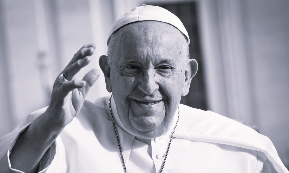 Papst Franziskus winkt einer Menschenmenge zu. | © Getty Images News / Franco Origlia / Kontributor