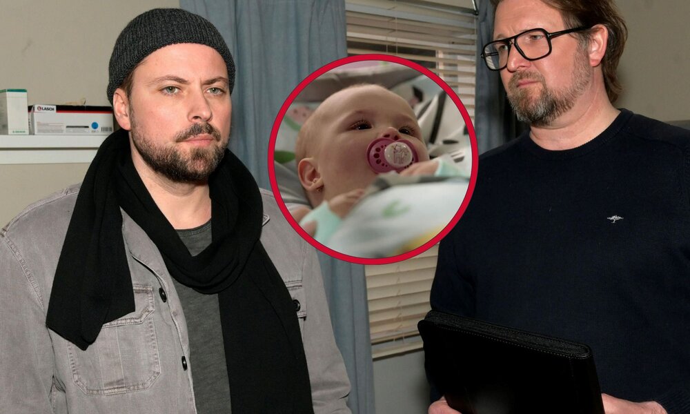 Zwei Männer mit ernstem Blick stehen in einem Raum mit Jalousie und Vorhang; der eine trägt Mütze und Schal, der andere Brille. | © RTL / Rolf Baumgartner