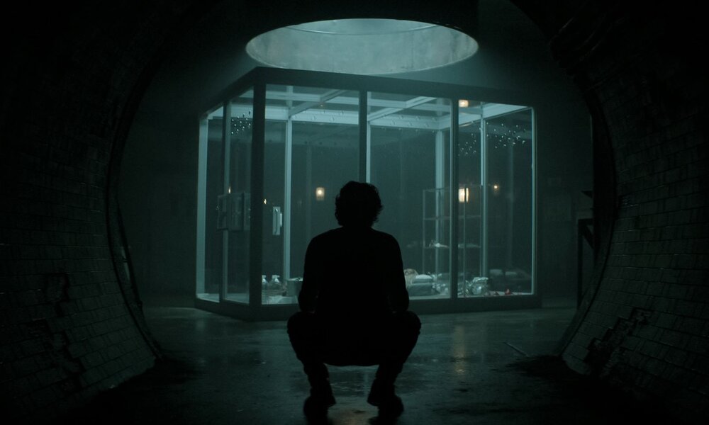 Joe Goldberg (Penn Badgley) vor seinem Glas-Kerker, Bild aus der Serie "You - Du wirst mich lieben" | © Netflix