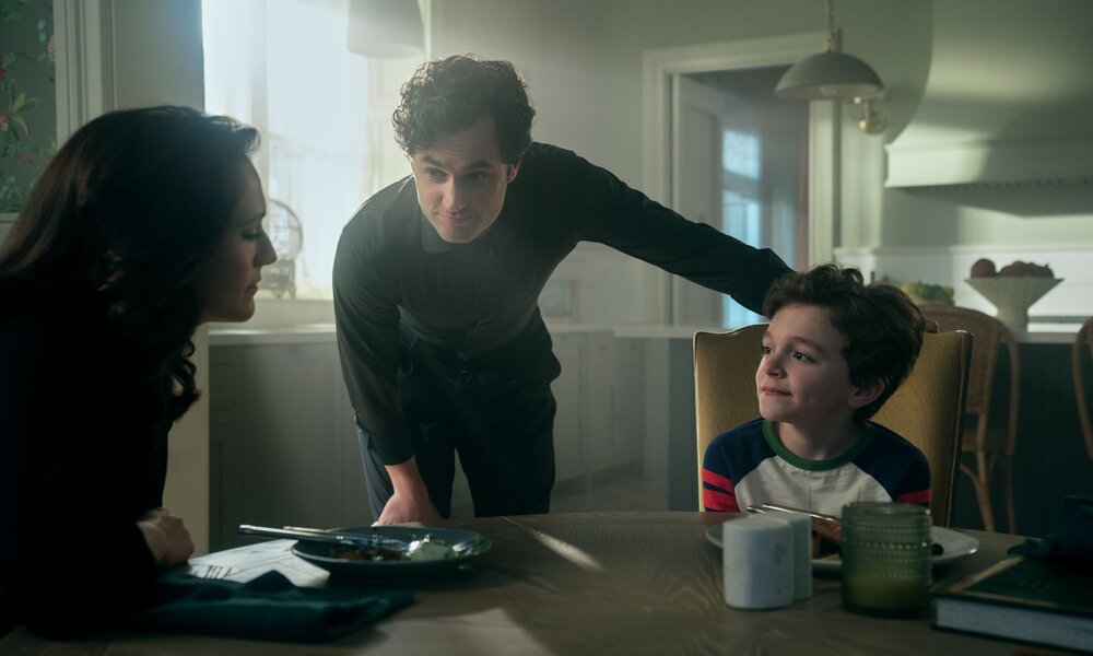 Joe Goldberg (Penn Badgley) neben seinem Sohn Henry und seiner Frau Kate.   | © Netflix