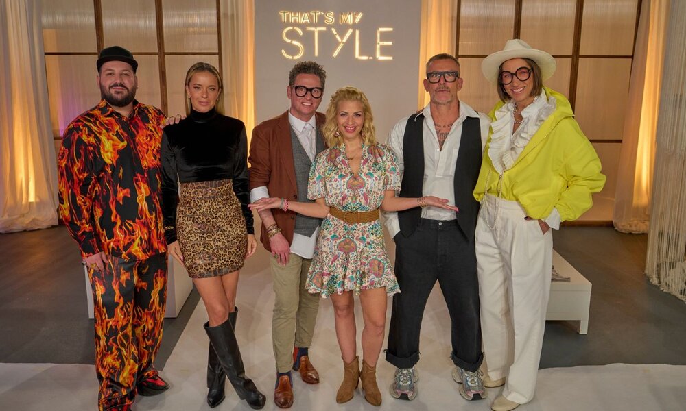 Gruppenfoto des Teams. Im Hintergrund sieht man "That's My Style" in Leuchtbuchstaben | © ZDF / Frank Dicks