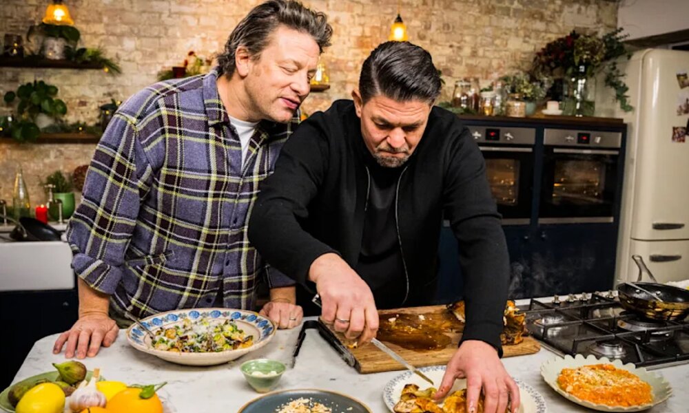 "Kitchen Impossible": Tim Mälzer startet in Jubiläumsstaffel - Duell mit Jamie Oliver | © VOX