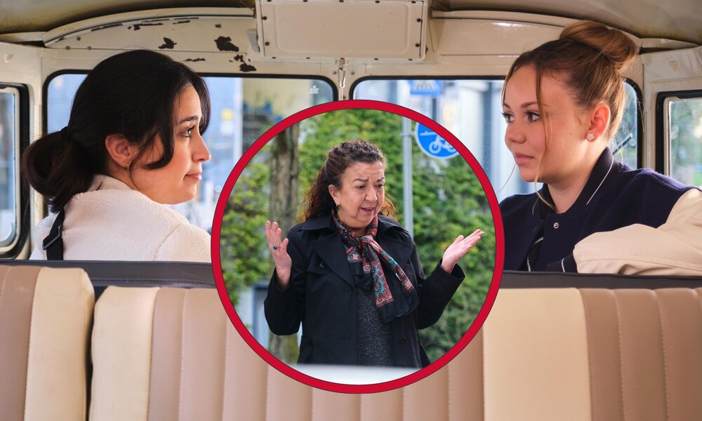 Zwei junge Frauen sitzen sich in einem alten Kleinbus gegenüber, im Vordergrund eine ältere Frau gestikulierend im Freien. | © RTL / Stefan Behrens