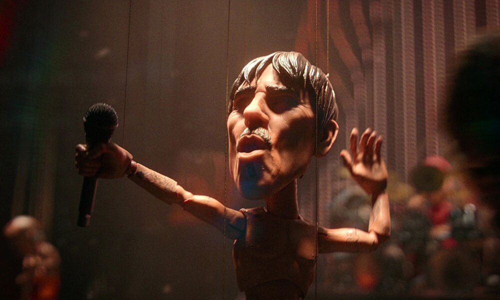 "Red Hot Chili Peppers"-Frontmann Anthony Kiedis als Marionette beim legendären Auftritt im irischen Slane Castle. | © Netflix