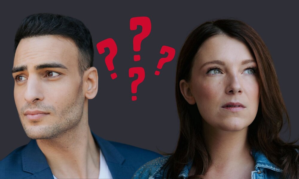 Junger Mann und junge Frau mit fragendem Blick, rote Fragezeichen über ihren Köpfen vor dunklem Hintergrund. | © RTL / Anna Riedel