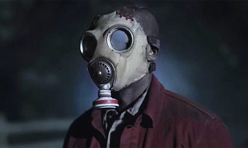 Keyart der Horrorserie "Teacup", zu sehen ist ein maskierter Fremder. | © peacock