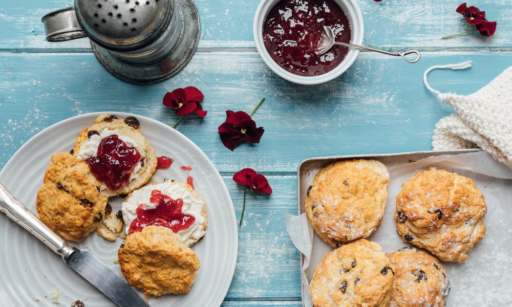 Britische Buns mit Marmelade auf dem Tisch | © gettyimages / Joan Ransley