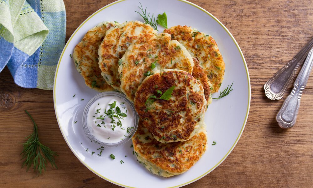Kartoffelpfannkuchen mit Dip und Petersilie | © gettyimages / freeskyline
