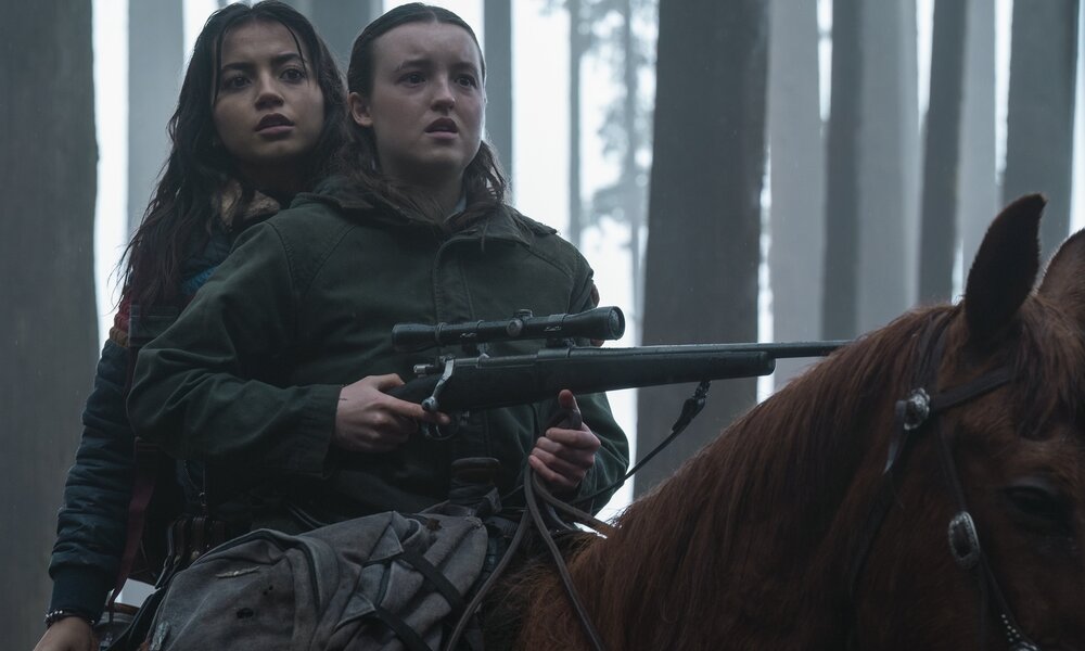 Ellie und Abbie reiten mit einer Waffe auf einem Pferd | © Liane Hentscher/HBO