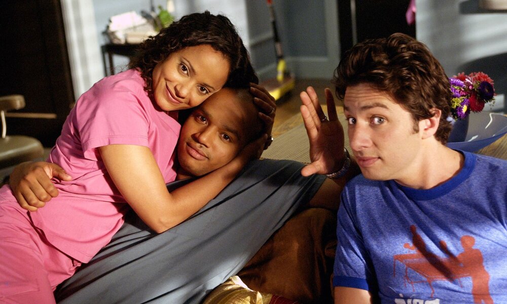 "Scrubs"-Originalbesetzung: Judy Reyes als Carla Espinosa, Donald Faison als Dr. Chris Turk und Zach Braff als Dr. John J.D. Dorian. | © IMAGO / Ronald Grant