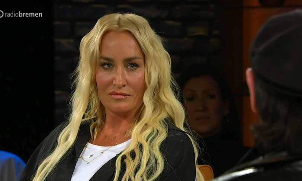 Nachdenklich wirkende Frau mit Goldschmuck und offenem Haar schaut Gesprächspartner im Fernsehstudio an. | © Radio Bremen