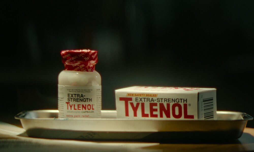 Eine Flasche und Packung Tylenol Extra Strength mit rotem Sicherheitssiegel stehen nebeneinander auf einem Metalltablett im Halbdunkel. | © Netflix