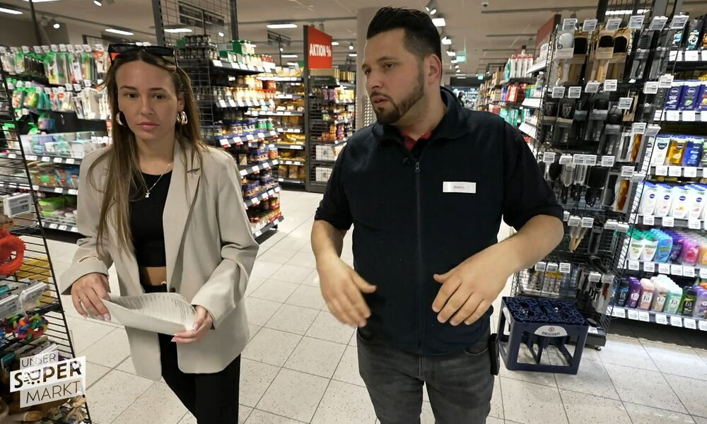 Marktleiter Metin zeigt Praktikantin Alessia Herren ihren neuen Arbeitsbereich. | © RTLZWEI
