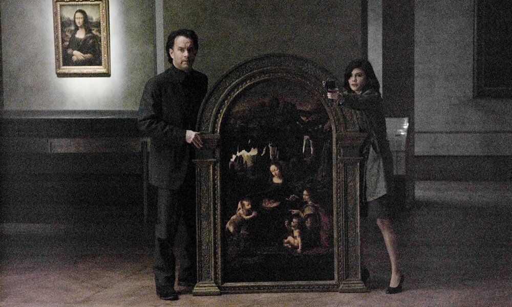 THE DA VINCI CODE SAKRILEG The Da Vinci Code USA 2006 Ron Howard Robert Langdon (TOM HANKS) sucht im Louvre gemeinsam mit der Kryptologin der Pariser Polizei Sophie Neveu (AUDREY TAUTOU) nach verborgenen Hinweisen. | © IMAGO / United Archives