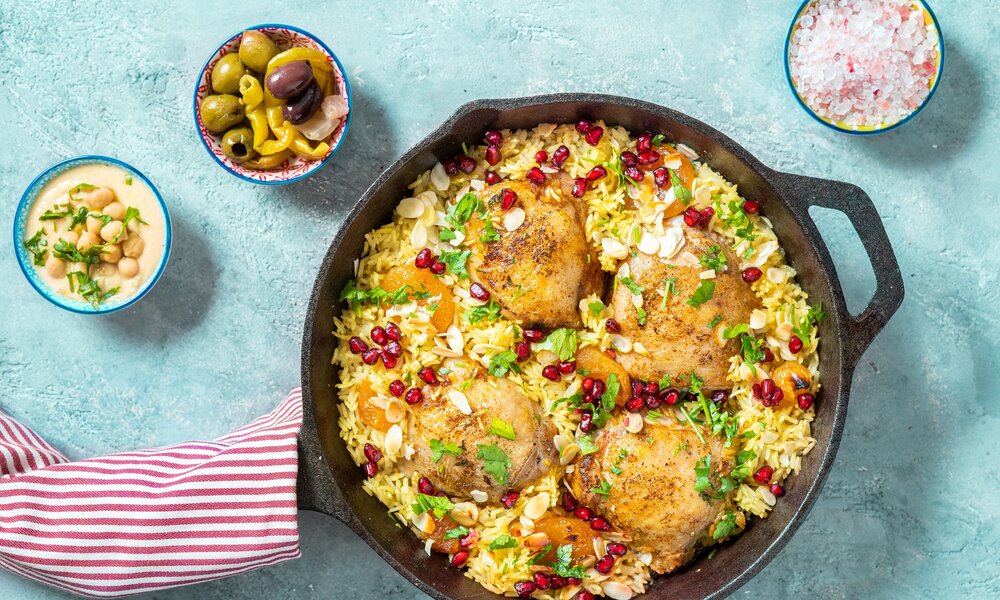 Hähnchenfilet mit Reis und Granatapfel | © gettyimages / Carlo A