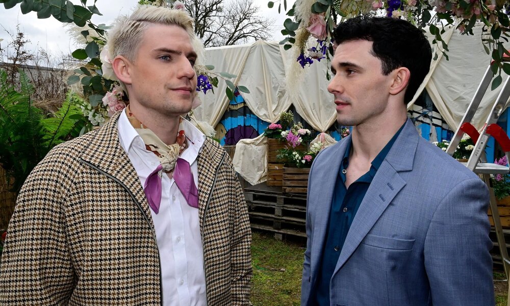Bei der Hochzeit finden Moritz (Lennart Borchert, l.) und Luis (Marc Weinmann) wieder zu einem freundlichen Umgang miteinander. | © RTL Rolf Baumgartner