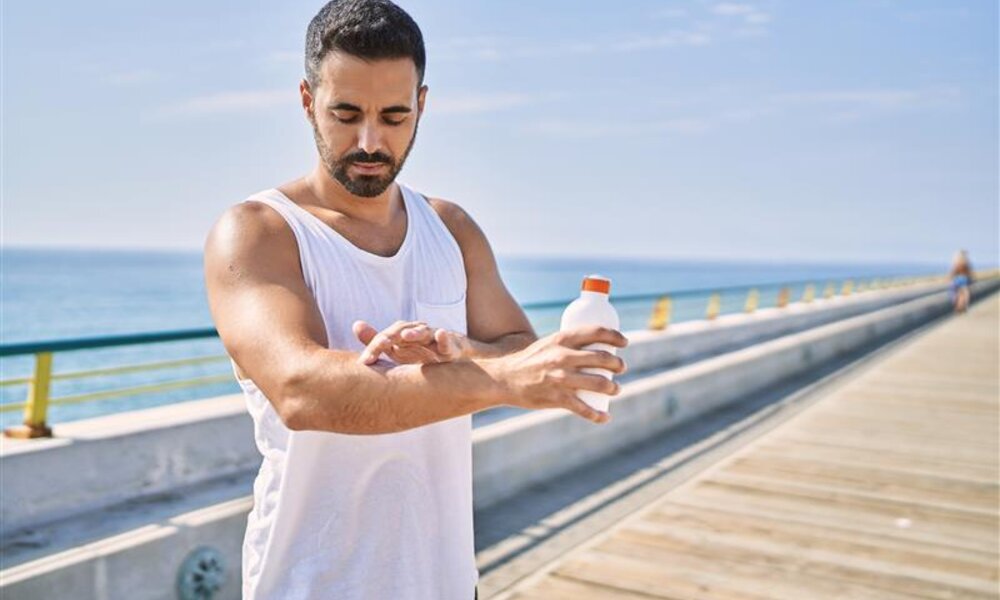 Viele Männer nutzen keine Sonnencreme - mit fatalen Folgen | © Adobe Stock