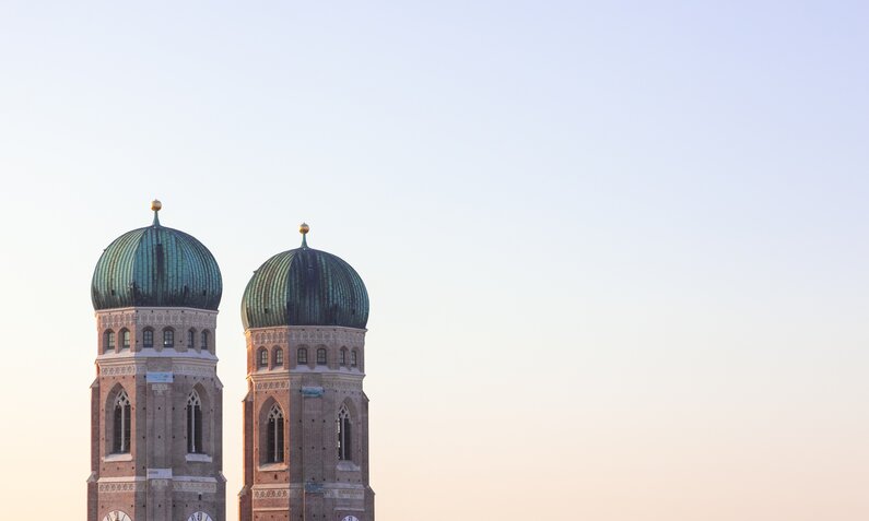 Türme der Frauenkirche in München | © gettyimages / Westend61