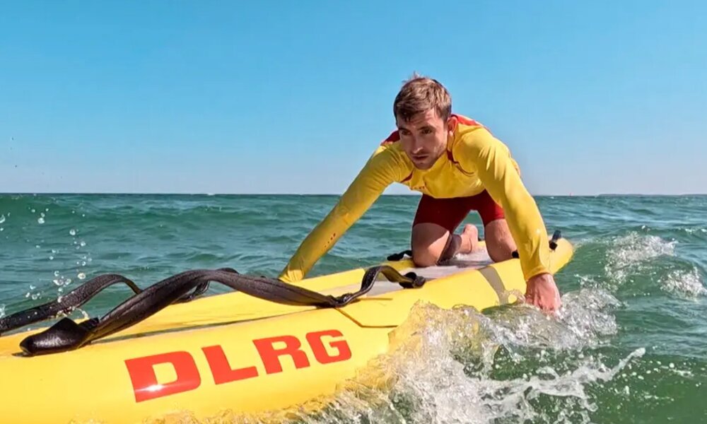 Wenn Baden gefährlich wird: TV-Doku zeigt, wie DLRG-Schwimmer Leben retten | © NDR