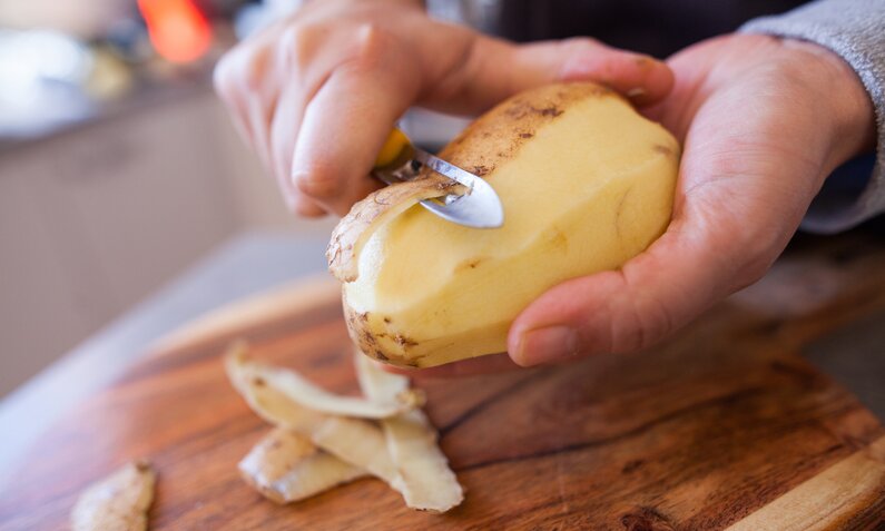 Achtung giftig! Deshalb solltest du deine Kartoffeln immer schälen | © Getty Images / Capelle.r