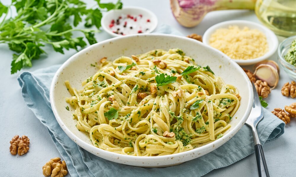 Tagliatelle mit Parmesansauce | © gettyimages / Gheorghita Constantin