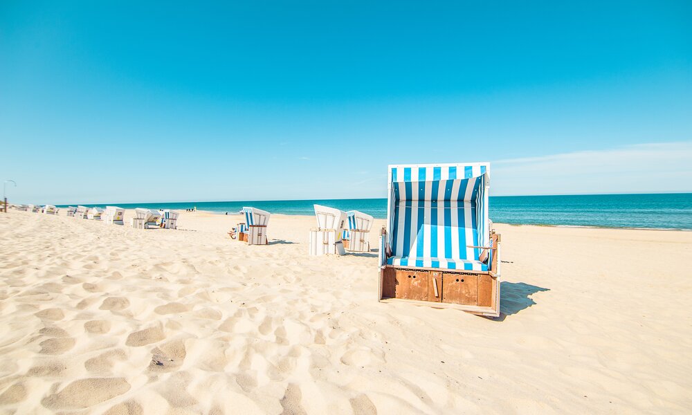 Strandkorb am Strand | © gettyimages / stefanie Metzger
