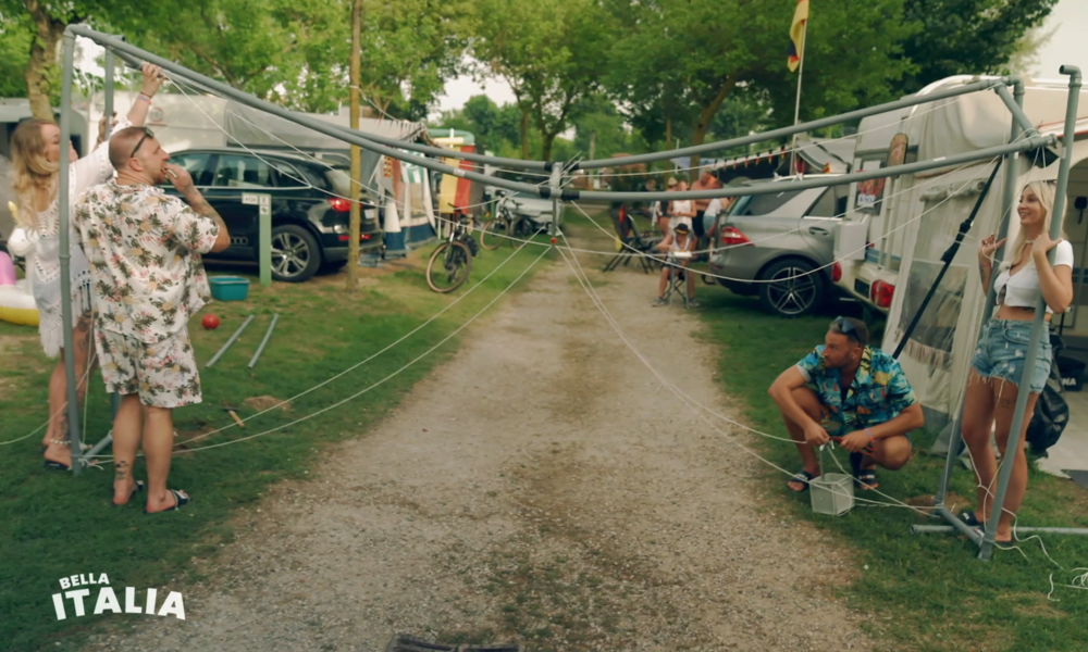 „Bella Italia“: Absurde Aktivitäten in der RTLZWEI Camping-Doku | © RTLZWEI