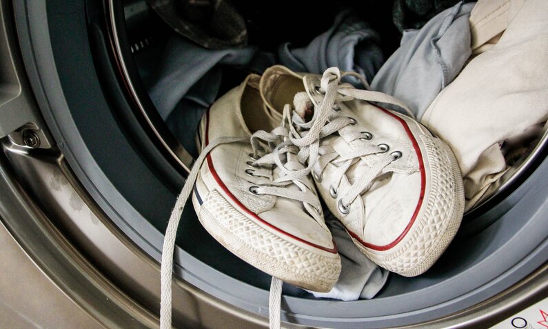 So bekommst du deine Sneaker wieder richtig weiß | ©  Getty Images / Kinga Krzeminska