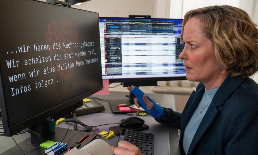  Bürgermeisterin Kristina Lurz (Silke Bodenbender) wird von einem Hacker erpresst. | © ZDF
