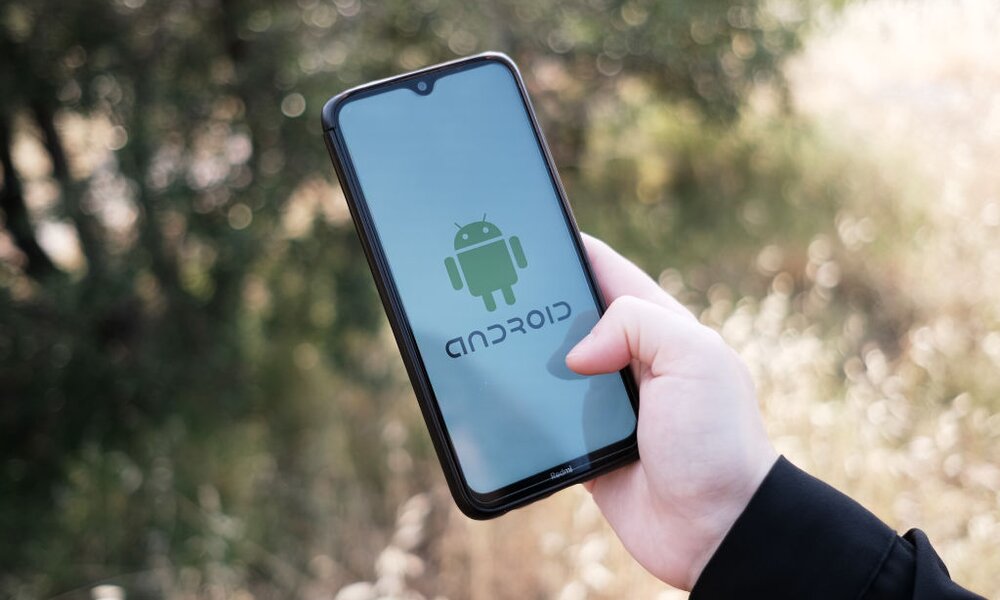 Android-Smartphone | © gettyimages/Nikolas Kokovlis
