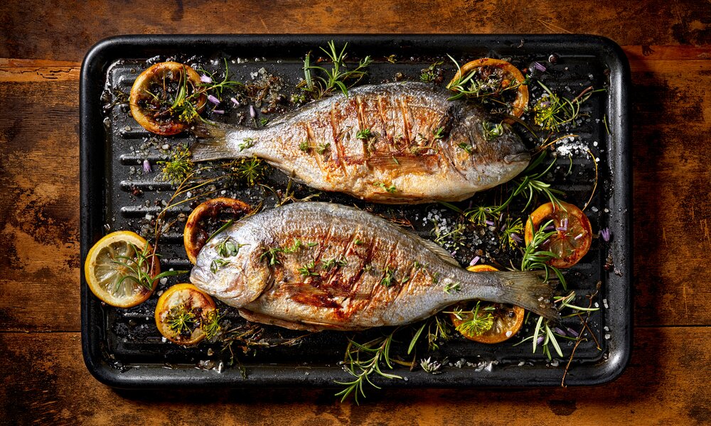 Doraden vom Grill | © gettyimages / zi3000