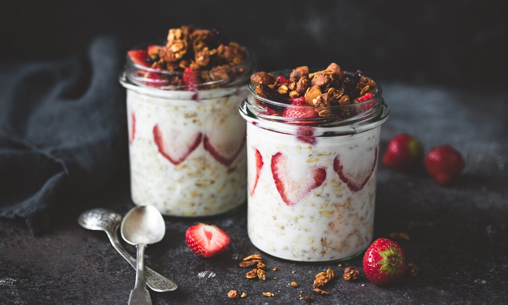Overnight Oats mit Erdbeeren | © Getty Images / Arx0nt