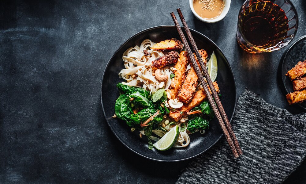 Reisnudeln mit Tofu und Erdnusssauce | © Getty Images /alvarez