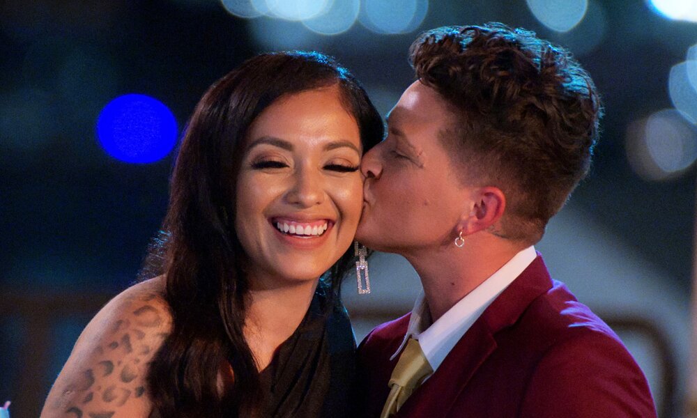Tiff Der küsst Mildred Woody auf die Wange in einer Szene aus der Netflix Reality Show"The Ultimatum: Queer Love"  | © Netflix