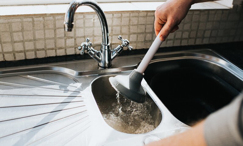 Mit diesen Hausmitteln bekommst du deinen Abfluss wieder sauber! | ©  Getty Images / Catherine Falls Commercial
