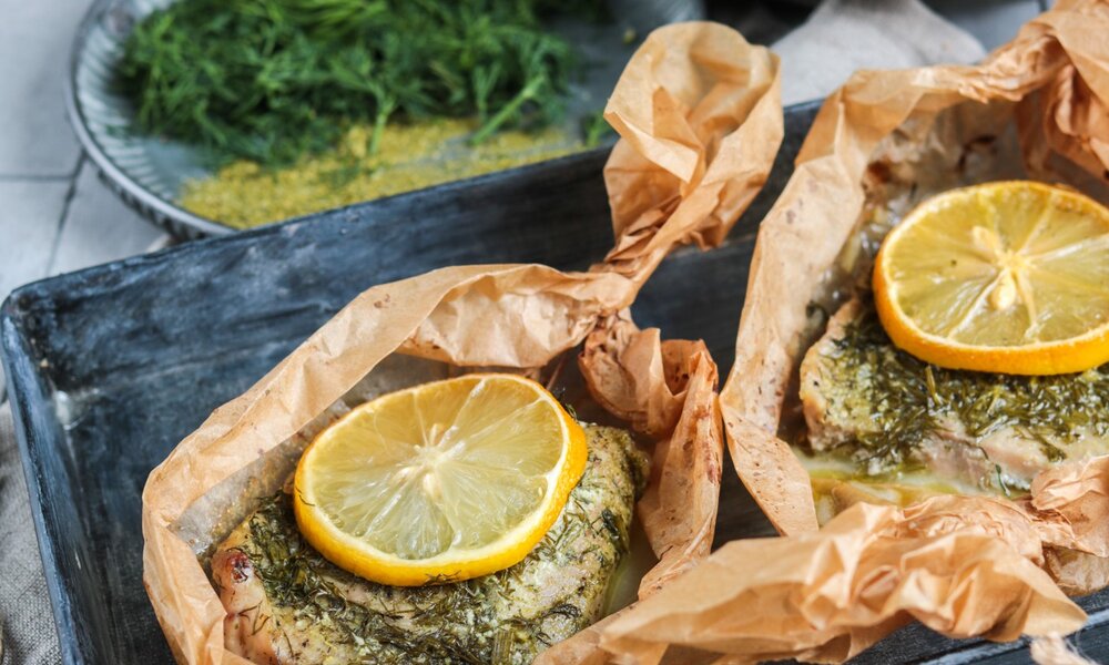 Fisch im Backpapier | © Getty Images / MelanieMaya