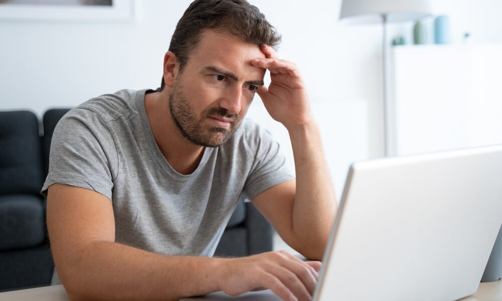 Mann vor Computer | © Getty Images/Paolo Cordoni