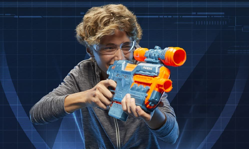 Junge mit Schutzbrille, der eine Nerf Gun bedient | © Amazon